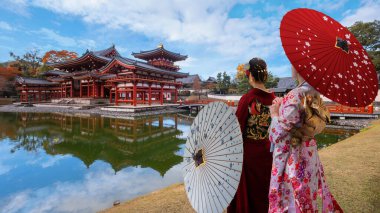 Japonya, Kyoto 'da sonbaharda güzel yeşilliklerle Daigoji Tapınağı manzarası