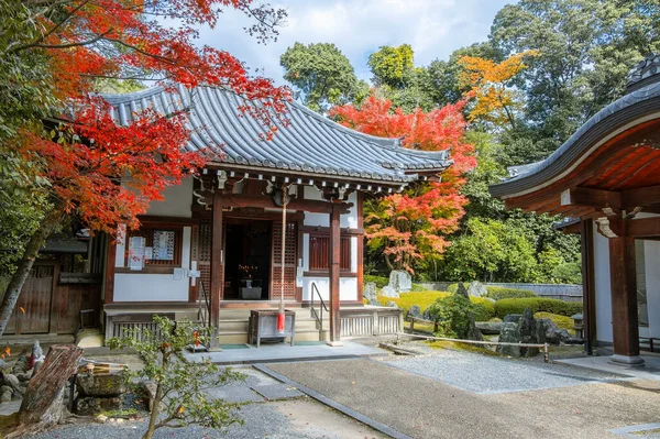 Yokihi Kannondo ya da Sennyuji Tapınağı 'ndaki Yang Guifei Tapınağı sonbaharda Japonya' nın Kyoto şehrinde güzel bir yeşilliğe sahip.