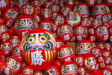 Daruma, Japonya 'nın Osaka kentindeki Katsuoji Tapınağı' nda zafer ve iyi şanslar sembolü.