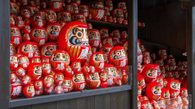 Daruma, Japonya 'nın Osaka kentindeki Katsuoji Tapınağı' nda zafer ve iyi şanslar sembolü.