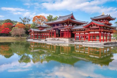 Japonya 'nın başkenti Kyoto' da sonbaharda güzel yeşillikleri olan Byodo-in Tapınağı 'ndaki Phoenix salonunun manzarası.