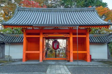 Japonya 'nın Kyoto kentinde sonbaharda güzel yeşillikleri olan Bishamondo Tapınağı manzarası.