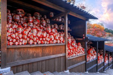 Daruma bebeği, Japonya 'nın Osaka kentindeki Katsuoji Tapınağı' nda zafer ve iyi şanslar simgesi.
