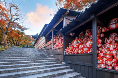 Daruma bebeği, Japonya 'nın Osaka kentindeki Katsuoji Tapınağı' nda zafer ve iyi şanslar simgesi.