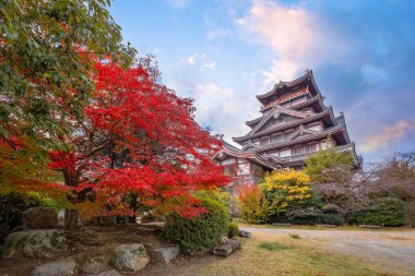 Japonya 'nın Kyoto kentinde sonbaharda güzel yeşillikleri olan Fushimi Momoyama Şatosu Manzarası