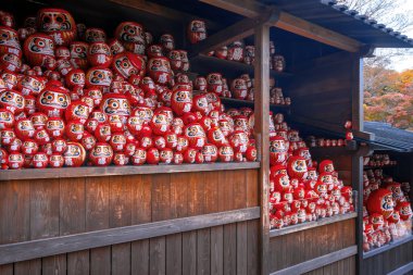 Daruma, Japonya 'nın Osaka kentindeki Katsuoji Tapınağı' nda zafer ve iyi şanslar sembolü.