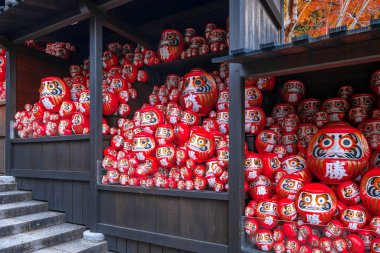 Daruma, Japonya 'nın Osaka kentindeki Katsuoji Tapınağı' nda zafer ve iyi şanslar sembolü.
