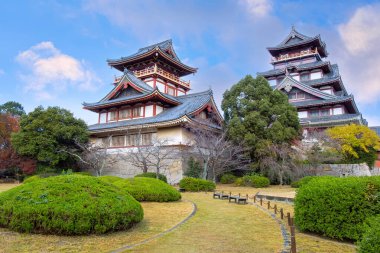 Japonya 'nın Kyoto kentinde sonbaharda güzel yeşillikleri olan Fushimi Momoyama Şatosu Manzarası