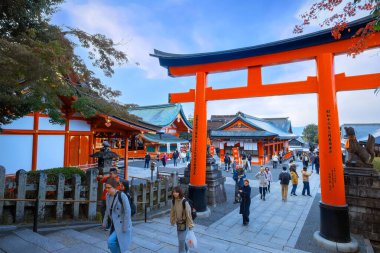 Kyoto, Japonya - 24 Kasım 2024: Fushimi Inari Taisha, önemli bir Shinto tapınağı, Japonya 'nın Kyoto kentindeki binlerce yemyeşil torii kapısıyla ünlü