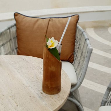 Tropikal bir otelde kokteyl. Egzotik içki..