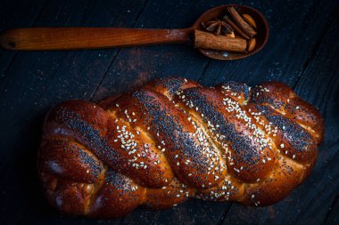 Taze ev yapımı topuz ile ingridients karanlık rustik arka plan üzerinde haşhaş tohumu ile. Metin, marka veya logo için alan kopyalayın. Konsept Fotoğraf düşük anahtar fırın. Kadar yakın ve görünümü ana sayfa