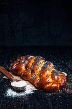 Taze ev yapımı topuz ile ingridients karanlık rustik arka plan üzerinde haşhaş tohumu ile. Metin, marka veya logo için alan kopyalayın. Konsept Fotoğraf düşük anahtar fırın. Kadar yakın ve görünümü ana sayfa