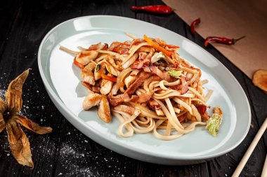 Seçici odak tavuk ve sebze koyu arka plan üzerinde Çin Eriştesi üzerinde. Çin mutfağı, üstten görünüm gıda, kopya alanı için metin, koyu arka plan