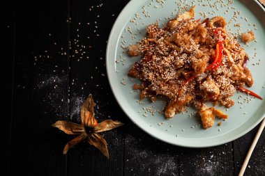 Seçici odak tavuk Çin pirinç. Asya fastfood. Çin mutfağı, görünümü, üstten görünüm gıda, kadar yakın kopya metin için yer.