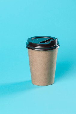Paket servisi olan restoran kağıt kahve fincanı mockup üzerinde mavi arka plan izole. Ücretsiz boş boş kopya alanı tasarım metin veya afiş marka için. Trend renkleri