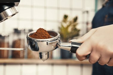 Profesyonel barista kahve bir İskandinav tarzı kahve dükkanında biler. Profesyonel kavramı, logo, metin, marka için kopya alanı. Barista iş yerinde görünümü kadar kapatın