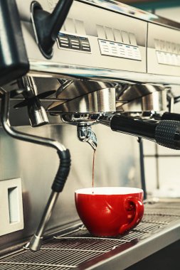 Kadınlar Barista kahve makinesi kahve dükkanında kahve yapmak için kullanma. Tonlu resim. Kopya alanı metin, logo veya marka için