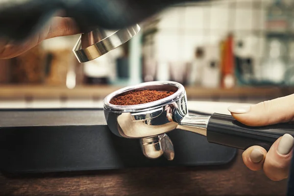Barista Naciśnie Zmielonej Kawy Using Manipulować Stonowanych Obraz Zbliżenie Barista — Zdjęcie stockowe