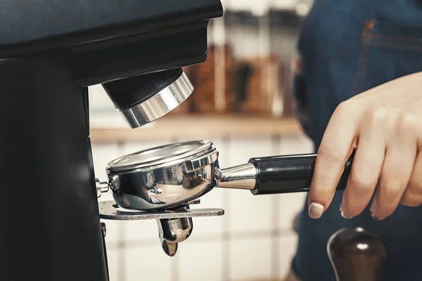 Επαγγελματική Barista Αλέσματα Καφέ Μια Καφετέρια Σκανδιναβικό Στιλ Επαγγελματική Έννοια — Φωτογραφία Αρχείου