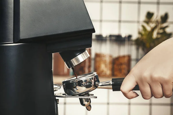 Barista Professionnel Broie Café Dans Café Scandinave Concept Professionnel Espace — Photo