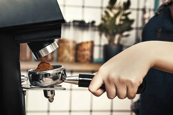 Professionell Barista Maler Kaffe Kafé Skandinavisk Stil Professional Koncept Kopia — Stockfoto