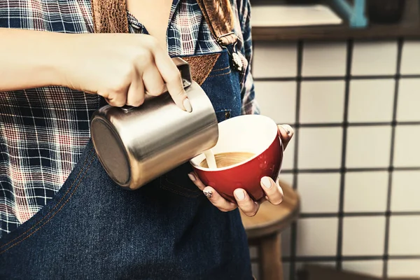 Körülvágott Kép Vonzó Női Barista Tartja Skandináv Stílusú Kávézóban Latte — Stock Fotó