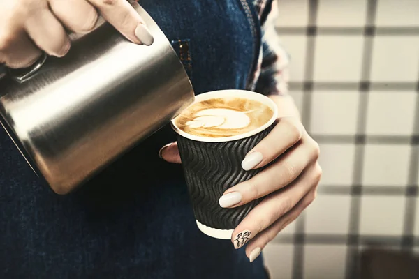 Körülvágott Kép Vonzó Női Barista Tartja Skandináv Stílusú Kávézóban Latte — Stock Fotó