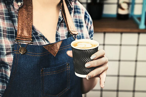 Imagem Recortada Barista Fêmea Atraente Detém Xícara Latte Café Estilo — Fotografia de Stock