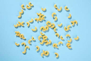 Maccheroni ambalaj kavramsal bakış. Erişte mavi bir arka plan üzerinde. Metin logo veya marka için alan kopyalayın. Trend renkler. Doğa Tarım maccheroni. Makarna ambalaj kavramı