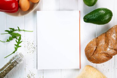 Beyaz ahşap zemin üzerinde yatıyordu düz infridients avokado yemek pişirmek için tost. Sağlıklı gıda. Avokado, dolmalık biber, yumurta, ciabatta. Kağıt, metin, logo veya marka boşlukla kopyalayın. Recep pişirme. 