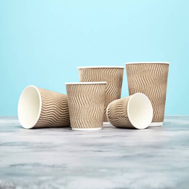 Şeftali arka plan üzerinde kahverengi kahve fincanı. Tek kullanımlık kağıt yemekleri. Logo, metin ya da marka için kopya alanı