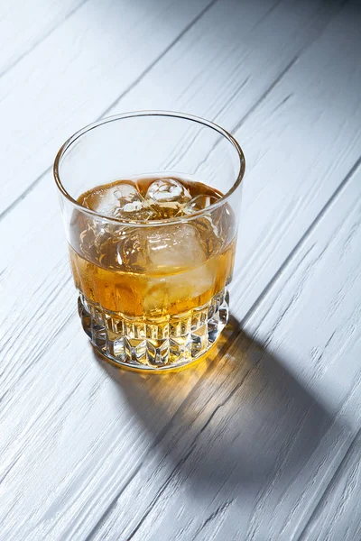 Glas Whiskey Eller Rom Med Bordet Med Reflektion Och Skugga — Stockfoto