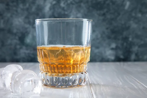 Glas Whiskey Eller Rom Med Konkreta Bakgrund Med Kopia Utrymme — Stockfoto