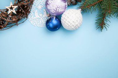 Noel dekorasyonu ile mavi masada üstten görünüm boş alanı. Üstten görünüm ile küçük hediye mevcut boş sapce, yeni yıl dekorasyon, ağaç dalları. Kopya alanı