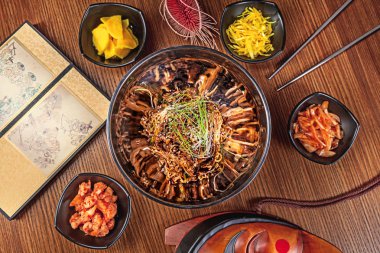 Üstten görünüm Çin noodle kimchi ve deniz ürünleri ile. Kore mutfağı. Asya gıda. Geleneksel Kore mutfağı seti. Resim tarifi için. Kopya alanı metin logo veya marka için.