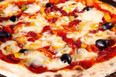 Pizza ile görünümü kapatın. Peynir, otlar ve baharatlar. İtalyan yemeği. Geleneksel İtalyan mutfağı seti. Resim tarifi için. Kopya alanı metin logo veya marka için.