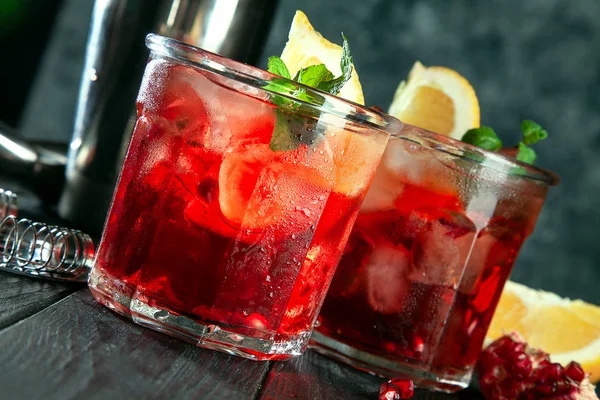 Delicious Close View Red Alcoholic Cocktail Glass Ice Beverage Lemon — Stock Photo, Image