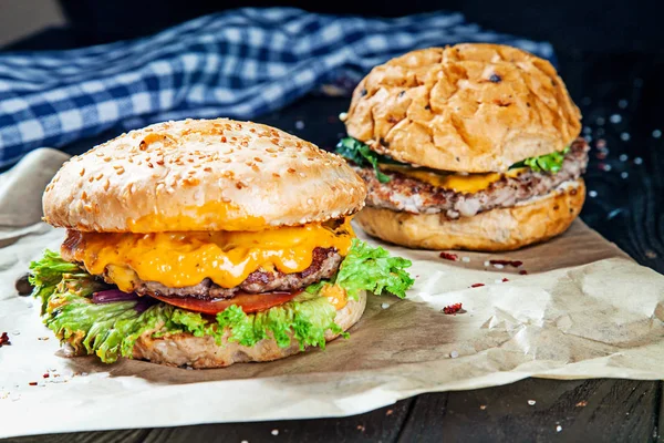 Dos Hamburguesas Con Carne Especias Salsa Sobre Papel Artesanal Sobre — Foto de Stock