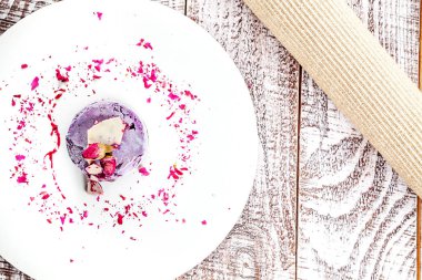 Ana sayfa görünümü yaban mersini, yapılan cupcake kaju. Vegan kek beyaz kumaş ve ahşap beyaz arka plan üzerine. Sağlıklı ev yapımı vegan yemek veya aperatif. Boş alan için metin, kopyalama logosu