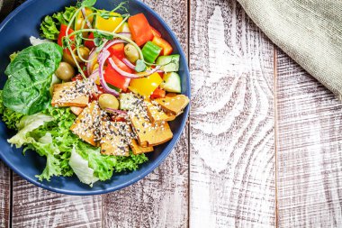 Microgreen ve ahşap beyaz arka plan üzerinde sebze vejetaryen yeşil salata. Üstten görünüm vegan gıda. Sağlıklı ev yapımı vegan yemek veya aperatif. Logo, metin ya da marka için boş alanı Kopyala.