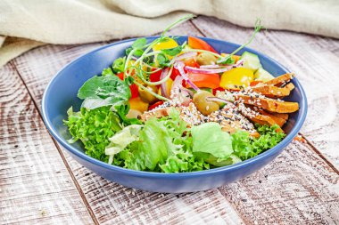 Microgreen ve ahşap beyaz arka plan üzerinde sebze vejetaryen yeşil bezelye salatası. Üstten görünüm vegan gıda. Sağlıklı ev yapımı vegan yemek veya aperatif. Logo, metin ya da marka için boş alanı Kopyala.