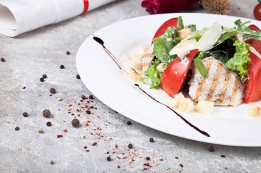 Sezar salatası baharat bir beton zemin üzerine Görünümü kapatın. Logo, metin ya da marka Helthy gıda ücretsiz kopya alanı ile Amerikan mutfağı. Resim tarifi için. Düz yatıyordu öğle yemeği. 