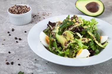 Quinoa, avokado salatası görünümü kapatın ve bir beton zemin üzerine yumurta. Sağlıklı gıda. İspanya mutfağı. ücretsiz kopya alanı için metin, logo. Resim tarifi için. Düz yatıyordu. 