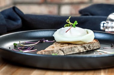 Çılbır otlar ve baharatlar ile siyah bir plaka üzerinde siyah ekmek üzerinde görünümü kapatın. Sağlıklı yemek için yemek listesi. Ücretsiz kopya alanı. Sağlıklı beslenme arka plan