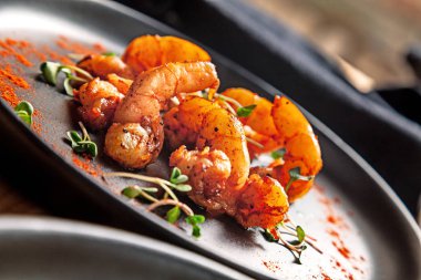 Kızarmış karides kızartması görünümü microgreen karanlık plaka ile kapatın. Tay gıda mutfağı. Ücretsiz kopya alanı. Sağlıklı beslenme arka plan. Yemek tarifi veya menü