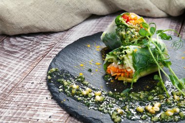 Bir kara tahta ve ahşap arka plan üzerinde taze vejetaryen ekmek sebze otlar ve baharatlar ile. Sağlıklı ev yapımı vegan yemek veya aperatif. Shawarma görünümü kapatın. Boş alan kopyalayın. Seçici odak