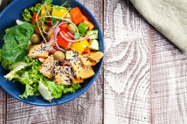 Microgreen ve ahşap beyaz arka plan üzerinde sebze vejetaryen yeşil bezelye salatası. Üstten görünüm vegan gıda. Sağlıklı ev yapımı vegan yemek veya aperatif. Uzay kopyalayın. Seçici odak. Menü tarifi