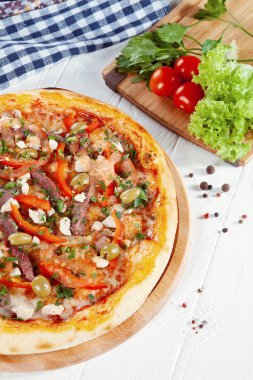 Bakış pizza ingridients Beyaz ahşap zemin üzerine kapatın. Restoran, yemek menüsü, yemek tarifi, Cafe konsept. Yaşam tarzı yemek. İtalyan mutfağı ücretsiz kopya alanı ile. Menü fotoğraf. İtalyan Lokanta
