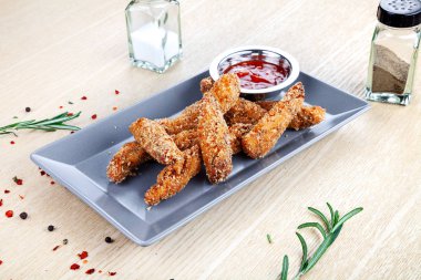 Tava tavuk şeritler üzerinde görünümü ile beyaz masada ketçap kızartılmış kadar kapatın. Bira Aperatif. Restoran, yemek menüsü, yemek tarifi, Cafe konsept. 