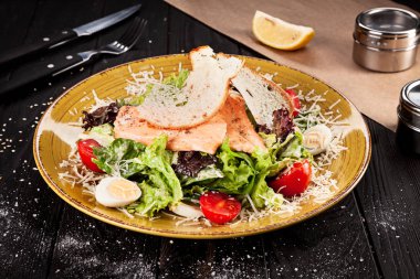 Görünüm nitelikleri Sezar salatası üzerine kapatın. Yemeye hazır. Restoran, yemek menüsü, yemek tarifi, Cafe konsept. Kopya alanı ile bir yaşam tarzı. Sağlıklı gıda